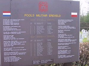 Tablica upamiętniająca polskich żołnierzy na cmentarzu w Bredzie
