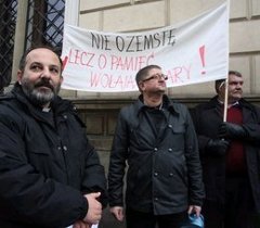 Ks. Tadeusz Isakowicz-Zaleski podczas protestu przed siedzibą PAU