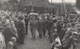 Starosta Hofstetter z gubernatorem Frankiem wchodzą do cerkwi greckokatolickiej w polskim  Sanoku, witani przez ochotników do SS-Galizien
