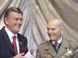 Wiktor Juszczenko i weteran UPA, fot. president.gov.ua