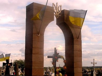 Obelisk ku czci faszystów z OUN-UPA w Hruszowicach