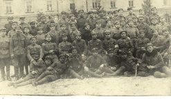 Polscy ochotnicy przed kościołem w Chyrowie podczas walk polsko-ukraińskich w 1919 r.
