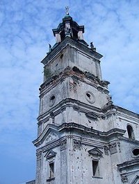 Ślady po kulach na ścianie wieży kościelnej w Podkamieniu