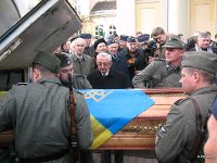 Jeden z pogrzebów „bohatera” z SS Galizien we Lwowie – asystują ludzie przebrani w hitlerowskie
uniformy.