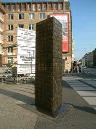 Pomnik kryptologów:
     Mariana Rejewskiego, Jerzego Różyckiego i Henryka Zygalskiego w
Poznaniu