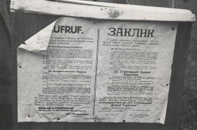 Plakat werbunkowy do SS-Galizien w jęz. niemieckim i ukraińskim podpisany przez starostę dr. praw Hofstettera, Sanok, maj 1943