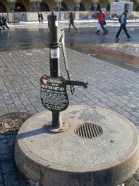 Studzienka na Rynku Głównym w Krakowie przy której W. Badylak dokonał samospalenia.