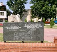Tablica upamiętniająca ofiary obozu przejściowego w Zamościu przy ul. S. Okrzei