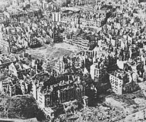 Warszawa w styczniu 1945 – straty spowodowane walkami powstańczymi i późniejszym planowym
niszczeniem miasta z rozkazu A. Hitlera